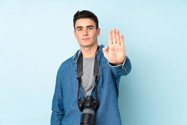 Genç Fotoğrafçı Mavi Arka Planda Izole Edilmiş Bir Şekilde Eliyle — Stok fotoğraf