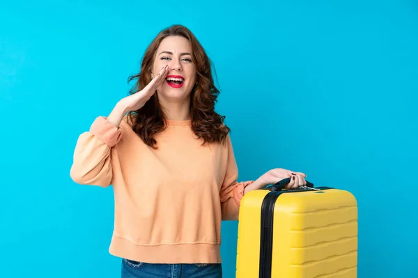 Mujer Viajera Con Maleta Sobre Fondo Azul Aislado Gritando Con — Foto de Stock