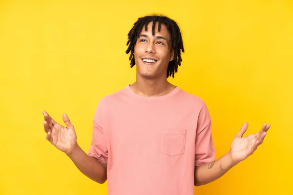 Young African American Man Isolated Yellow Background Smiling Lot — Stock Photo, Image