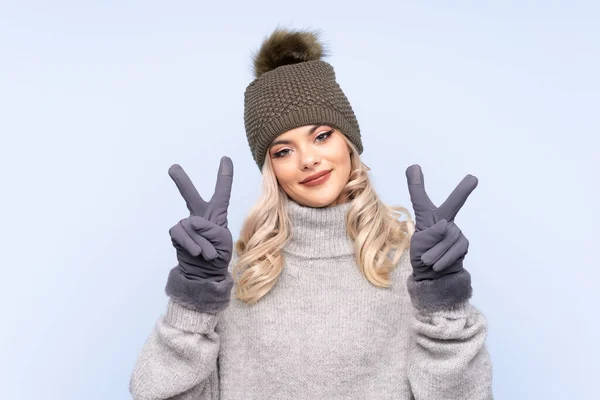 Jovem Adolescente Com Chapéu Inverno Sobre Fundo Azul Isolado Sorrindo — Fotografia de Stock