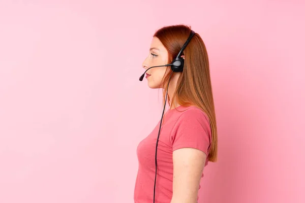 Jeune Rousse Femme Sur Fond Rose Isolé Travaillant Avec Casque — Photo