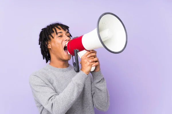 Jovem Afro Americano Isolado Fundo Roxo Gritando Através Megafone — Fotografia de Stock