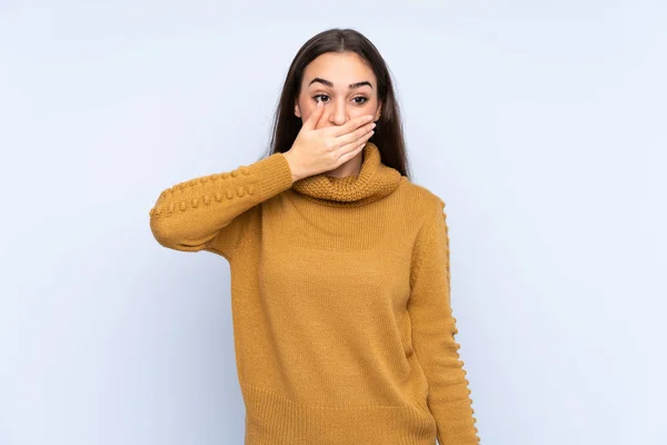 Jonge Blanke Vrouw Geïsoleerd Blauwe Achtergrond Bedekken Mond Met Handen — Stockfoto