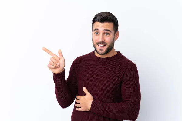 Joven Hombre Guapo Con Barba Sobre Fondo Blanco Aislado Apuntando — Foto de Stock