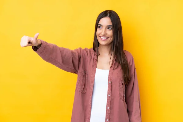 Giovane Donna Bruna Sfondo Giallo Isolato Dando Pollice Gesto — Foto Stock