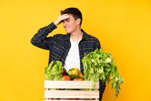 Homem Agricultor Adolescente Com Legumes Recém Colhidos Uma Caixa Com — Fotografia de Stock