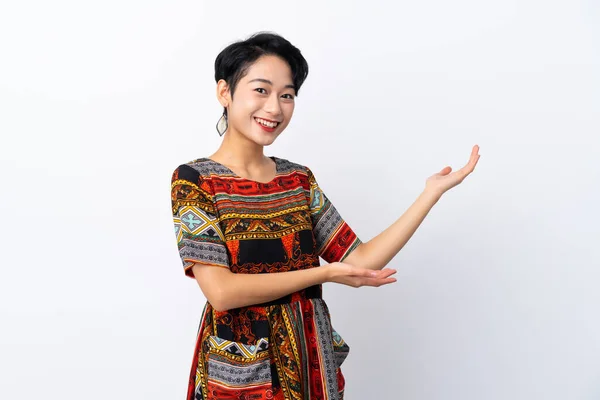 Молода Дівчина Азії Барвистим Одягом Ізольованому Білому Фоні Простягає Руки — стокове фото