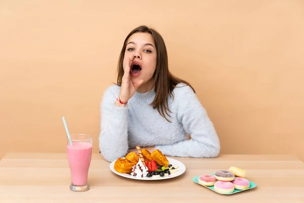 Chica Adolescente Comiendo Gofres Aislados Fondo Beige Gritando Con Boca —  Fotos de Stock