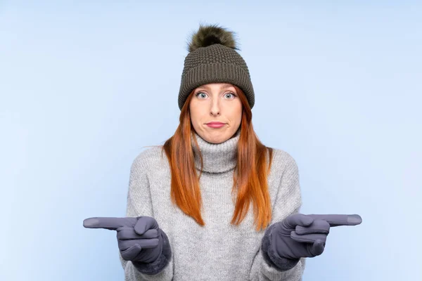 Junge Rothaarige Russin Mit Wintermütze Über Isoliertem Blauem Hintergrund Die — Stockfoto