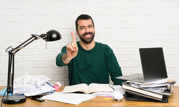 Studente Uomo Mostrando Alzando Dito — Foto Stock