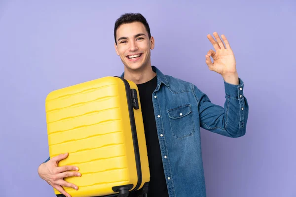 Jonge Blanke Knappe Man Geïsoleerd Paarse Achtergrond Vakantie Met Reiskoffer — Stockfoto