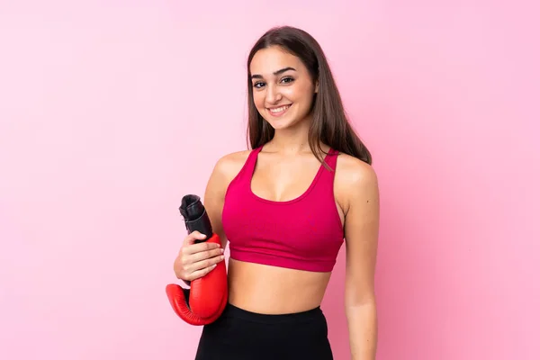 Mladý Sport Dívka Přes Izolované Růžové Pozadí Boxerskými Rukavicemi — Stock fotografie