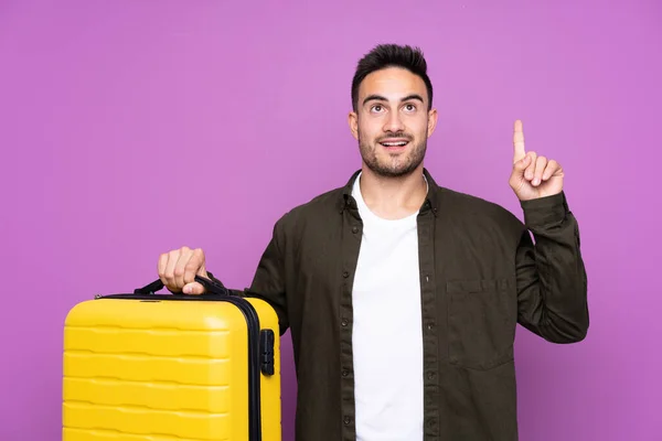 Jovem Homem Bonito Sobre Fundo Roxo Isolado Férias Com Mala — Fotografia de Stock