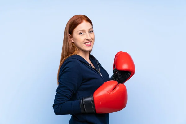 Joven Pelirroja Sport Woman Sobre Fondo Azul Aislado Con Guantes — Foto de Stock