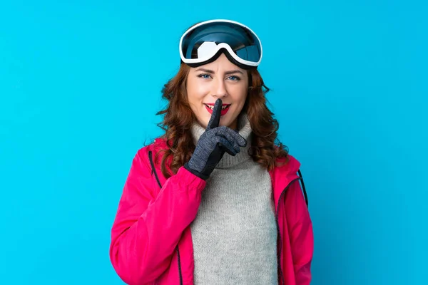 Skier Kobieta Okularach Snowboardowych Odizolowanej Niebieskiej Ścianie Robi Gest Milczenia — Zdjęcie stockowe