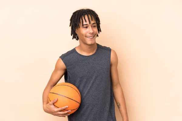 Junger Afrikanisch Amerikanischer Mann Isoliert Auf Beigem Hintergrund Beim Basketballspielen — Stockfoto