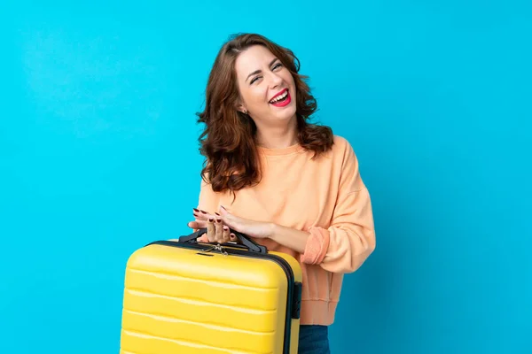 Mujer Viajera Con Maleta Sobre Fondo Azul Aislado Aplaudiendo — Foto de Stock