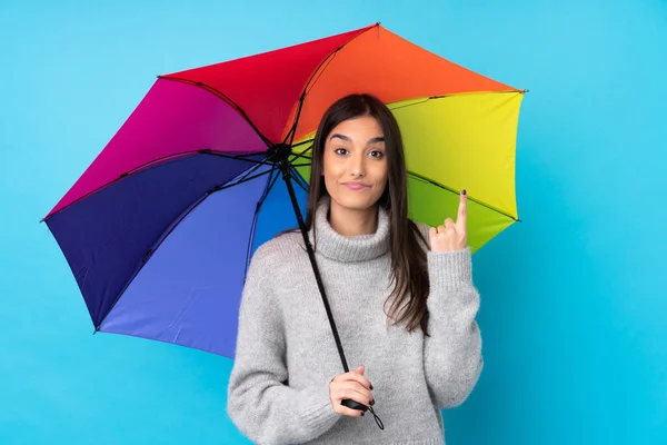 Jeune Femme Brune Tenant Parapluie Sur Mur Bleu Isolé Pointant — Photo
