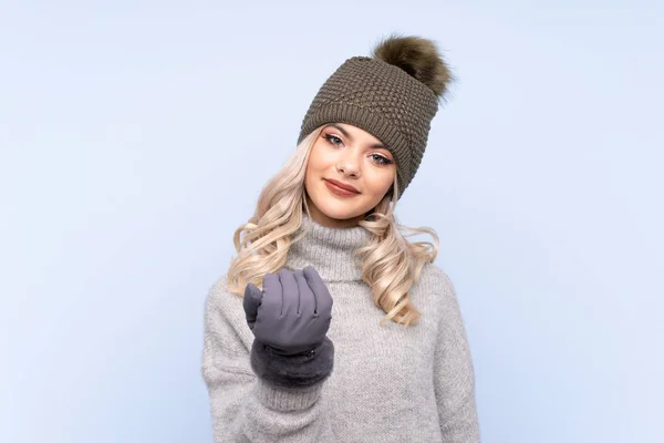 Giovane Ragazza Adolescente Con Cappello Invernale Isolato Sfondo Blu Invitante — Foto Stock