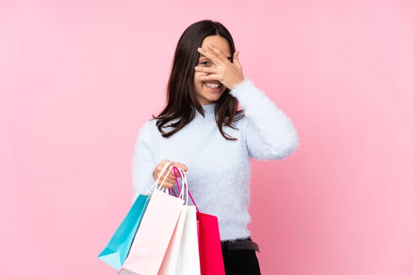 Jonge Vrouw Met Boodschappentas Geïsoleerde Roze Achtergrond Bedekken Ogen Door — Stockfoto