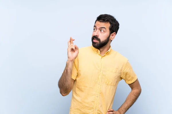 Jeune Homme Avec Barbe Sur Fond Bleu Isolé Avec Les — Photo