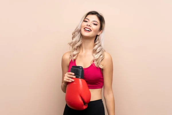 Teenager Sportovní Dívka Přes Izolované Pozadí Boxerskými Rukavicemi — Stock fotografie
