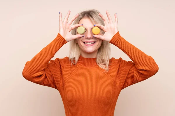 Fiatal Szőke Orosz Elszigetelt Háttér Visel Színes Francia Macarons Szemüvegként — Stock Fotó