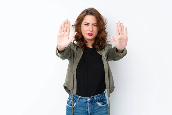 Joven Mujer Rusa Sobre Fondo Blanco Aislado Haciendo Gesto Parada — Foto de Stock