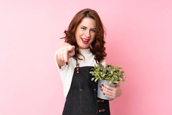 Jovem Mulher Russa Sobre Isolado Fundo Rosa Tomando Vaso Flores — Fotografia de Stock