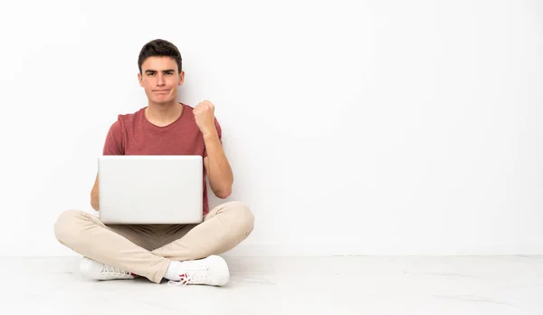 Adolescente Homem Sentado Flor Com Seu Laptop Com Gesto Raiva — Fotografia de Stock