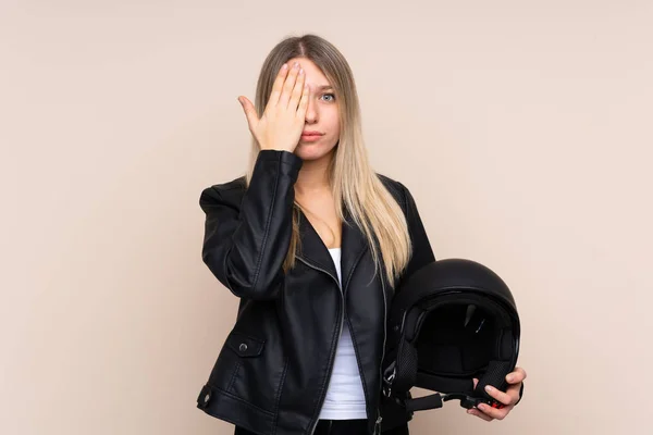 若いですブロンド女性とともにオートバイヘルメット上の隔離された背景カバーA目によって手 — ストック写真
