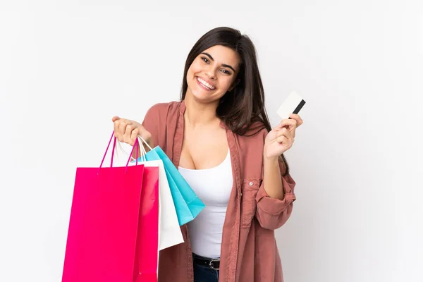 Junge Frau Vor Isoliertem Weißen Hintergrund Mit Einkaufstaschen Und Kreditkarte — Stockfoto