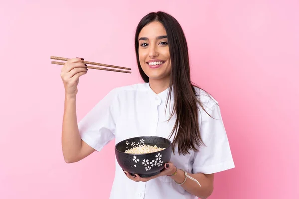 Junge Brünette Frau Auf Isoliertem Rosa Hintergrund Mit Einer Schüssel — Stockfoto