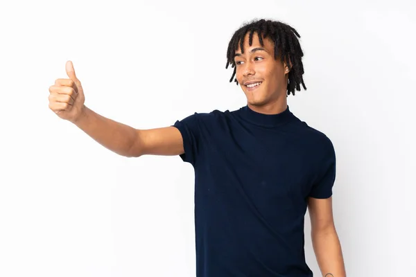 Jovem Afro Americano Isolado Fundo Branco Dando Gesto Polegar Para — Fotografia de Stock