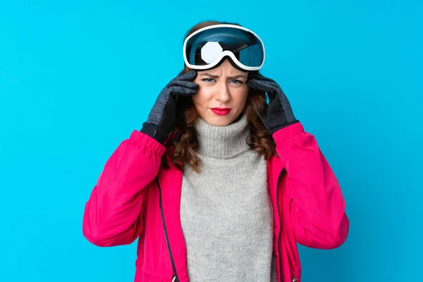 Skifahrerin Mit Snowboardbrille Über Einsamer Blauer Wand Unglücklich Und Frustriert — Stockfoto