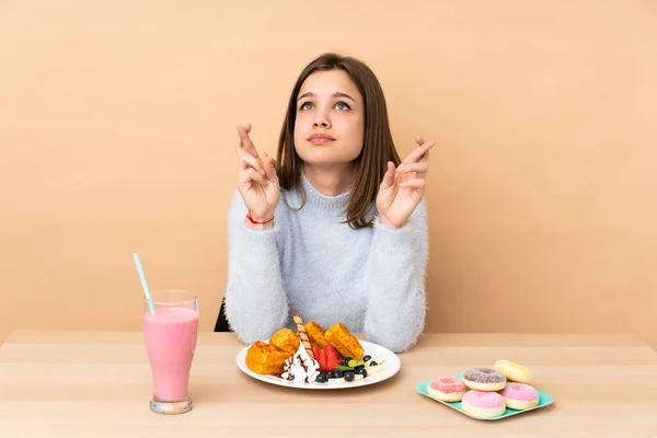 Chica Adolescente Comiendo Gofres Aislados Sobre Fondo Beige Con Los —  Fotos de Stock