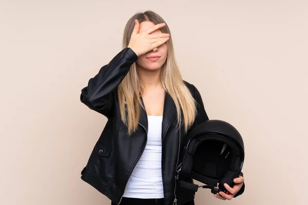 Mulher Loira Jovem Com Capacete Motocicleta Sobre Fundo Isolado Cobrindo — Fotografia de Stock