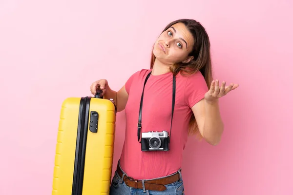 Teenager Cestovatel Dívka Drží Kufr Přes Izolované Růžové Pozadí Dělat — Stock fotografie