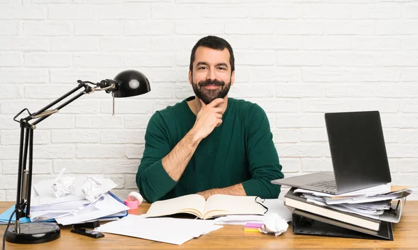 Studente Uomo Ridere Seduto Tavola — Foto Stock