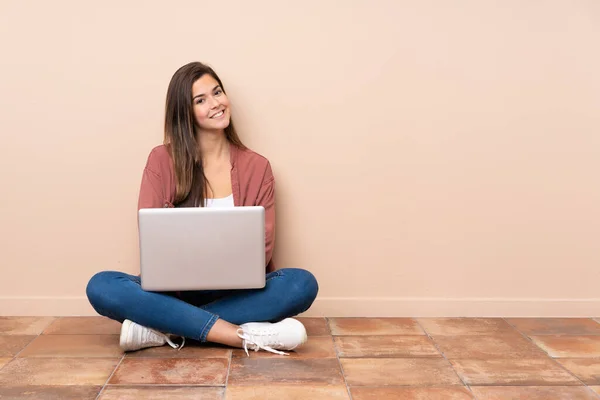 Adolescente Estudiante Chica Sentada Suelo Con Ordenador Portátil Con Los — Foto de Stock