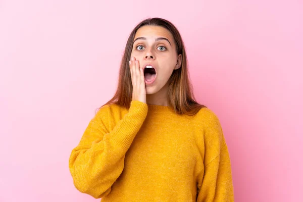 Teenager Dívka Žlutým Svetrem Přes Izolované Růžové Pozadí Překvapením Šokovaný — Stock fotografie