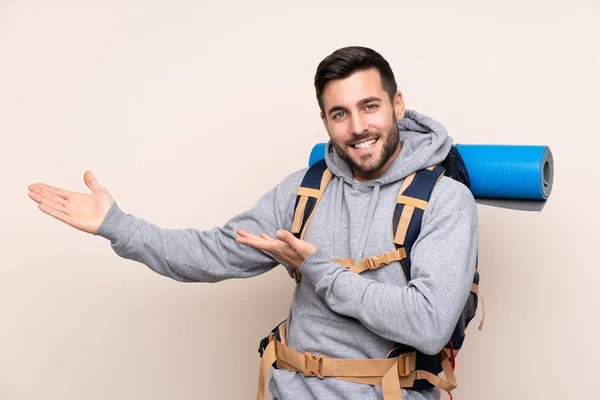 Ung Bergsklättrare Man Med Stor Ryggsäck Över Isolerad Bakgrund Sträcker — Stockfoto