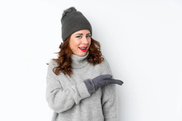 Νεαρή Ρωσίδα Χειμερινό Καπέλο Πάνω Από Απομονωμένο Λευκό Φόντο Απλώνει — Φωτογραφία Αρχείου