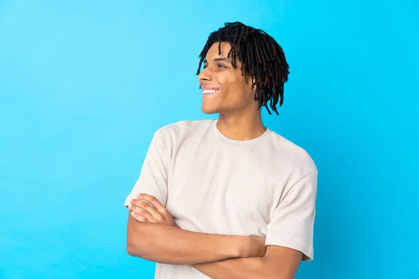 Jovem Afro Americano Sobre Isolado Azul Fundo Feliz Sorridente — Fotografia de Stock