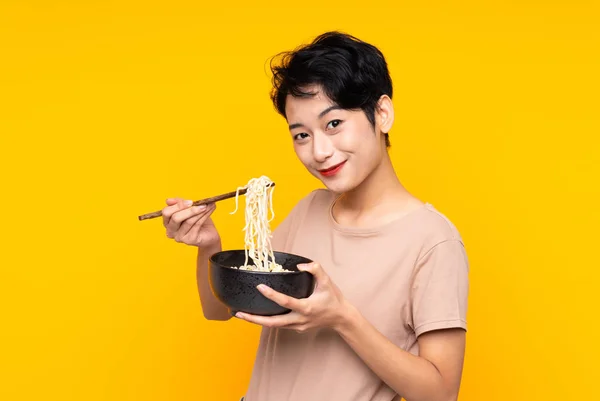 Junge Asiatische Mädchen Auf Isoliertem Gelben Hintergrund Mit Einer Schüssel — Stockfoto