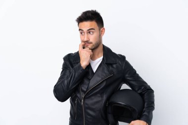 Motosiklet kasklı bir adam gergin ve korkmuş.