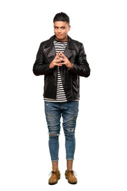 Genç bir adamın izole edilmiş beyaz arka planda bir şeyler planladığı uzun bir çekim.