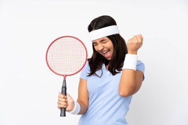 Genç badminton oyuncusu kadın izole edilmiş beyaz arka plan zaferi kutluyor