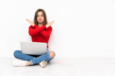 Polisle çalışan hassas kız beyaz arka planda izole edilmiş.