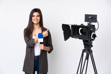 Elinde mikrofon tutan gazeteci kadın, izole edilmiş beyaz arka planda haber sunuyor.